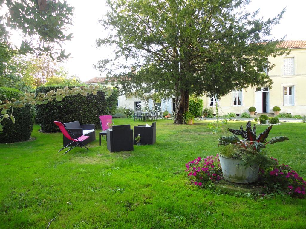 Les 2 Madeleine Bed & Breakfast Saint-Saturnin-du-Bois Екстериор снимка