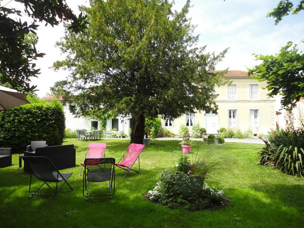 Les 2 Madeleine Bed & Breakfast Saint-Saturnin-du-Bois Екстериор снимка