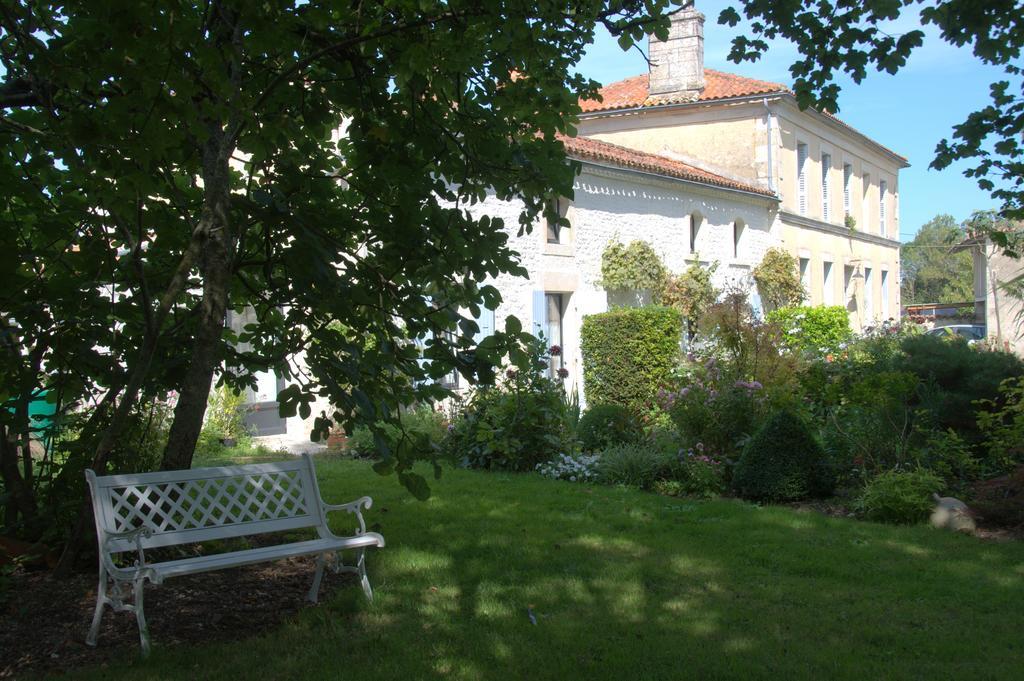 Les 2 Madeleine Bed & Breakfast Saint-Saturnin-du-Bois Екстериор снимка