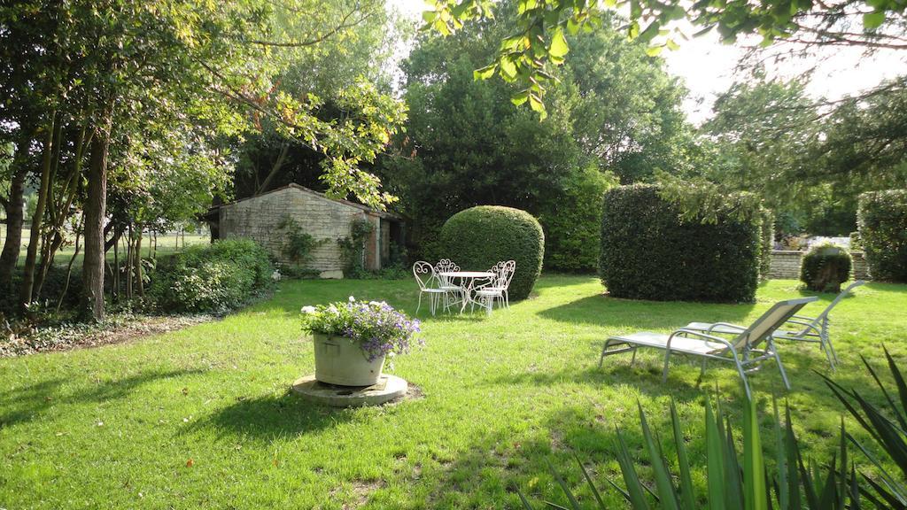 Les 2 Madeleine Bed & Breakfast Saint-Saturnin-du-Bois Екстериор снимка