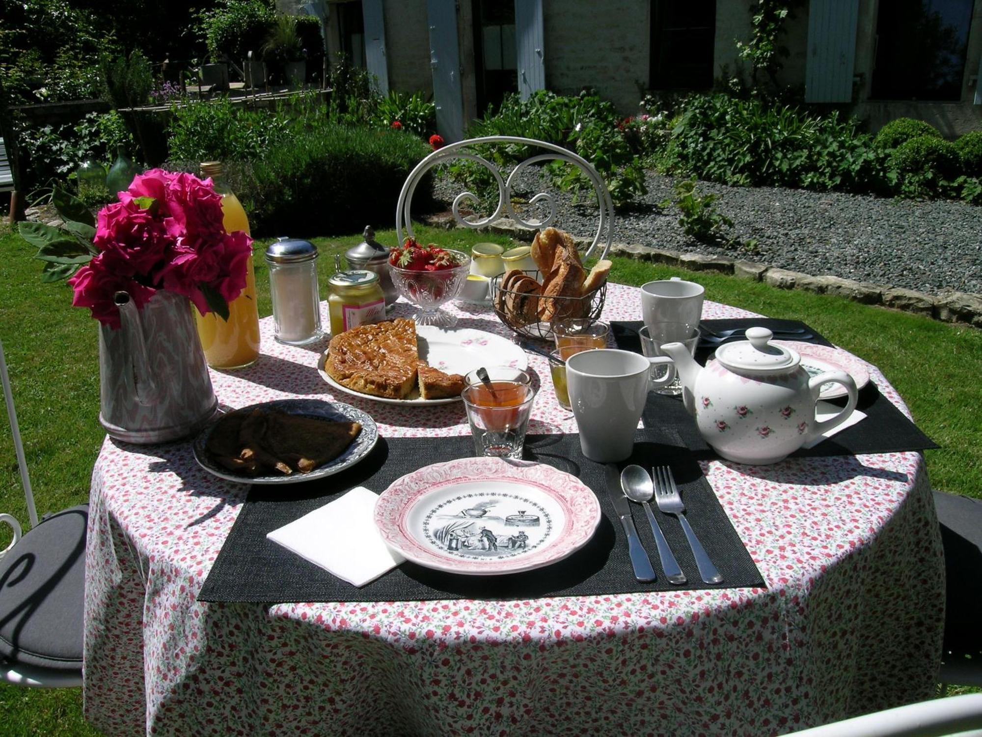 Les 2 Madeleine Bed & Breakfast Saint-Saturnin-du-Bois Екстериор снимка