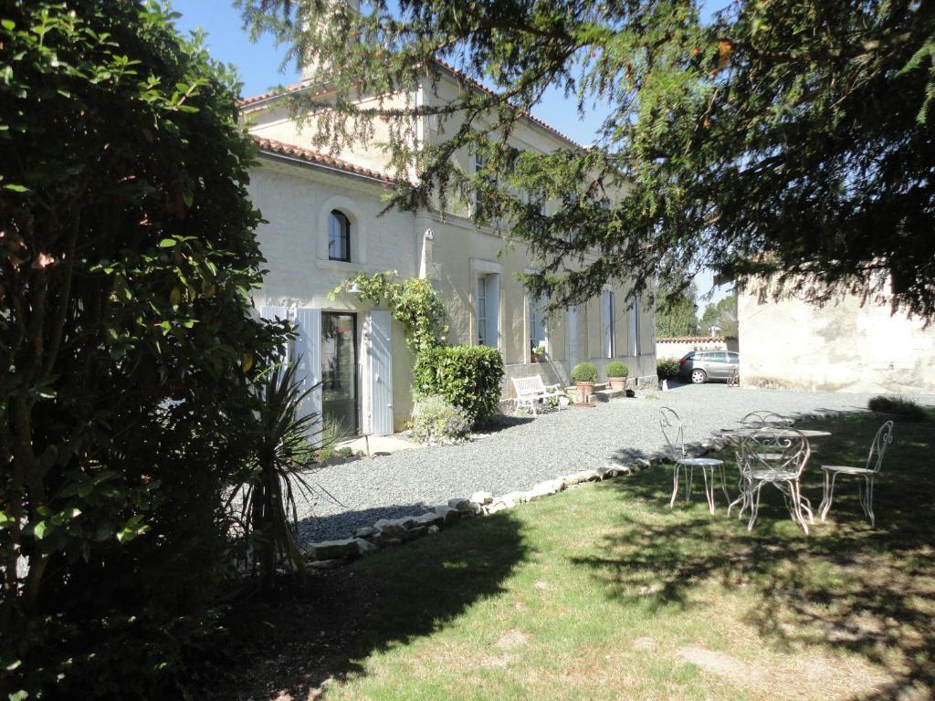 Les 2 Madeleine Bed & Breakfast Saint-Saturnin-du-Bois Екстериор снимка